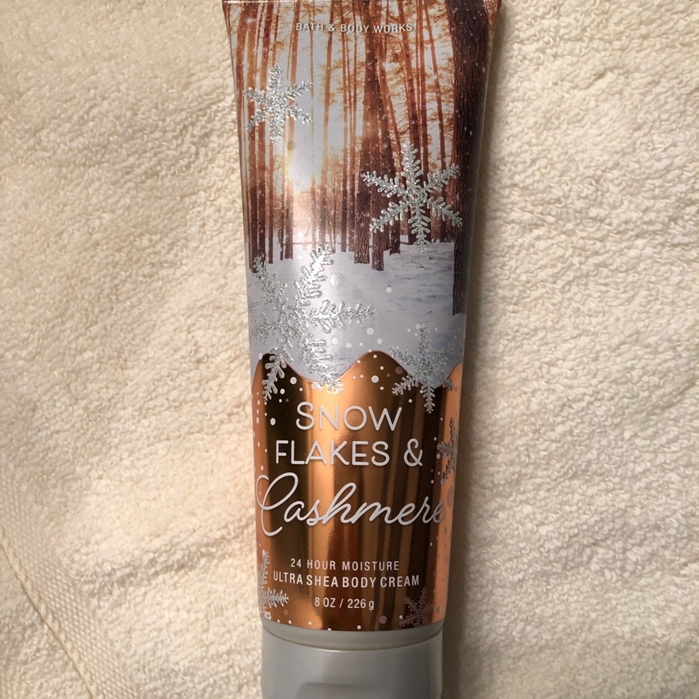 Snow Flakes & Cashmere Lotion - Bath & Body Works